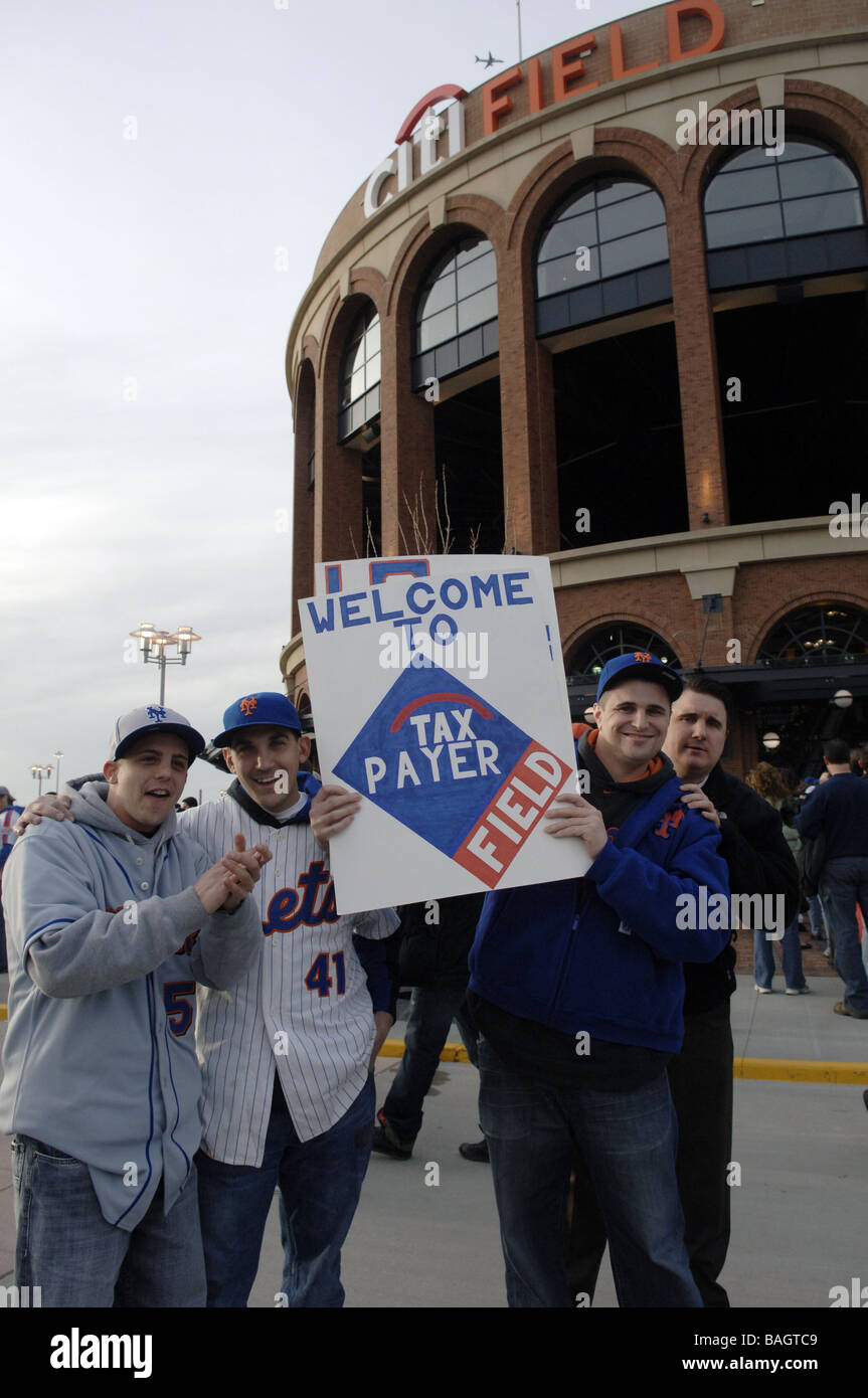 Fans arrive at Citi Field in Flushing Queens in New York on Monday April 13 2008 for the opening game of the New York Mets Stock Photo