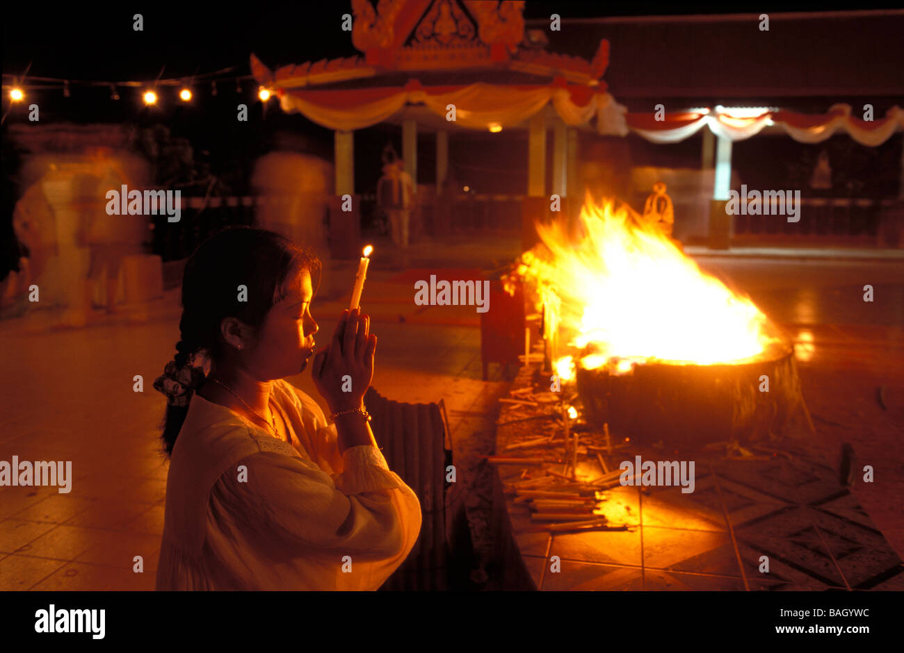 Thailand, Surat Thani province, Ko Samui island, Magha Puja festival, woman in prayer Stock Photo