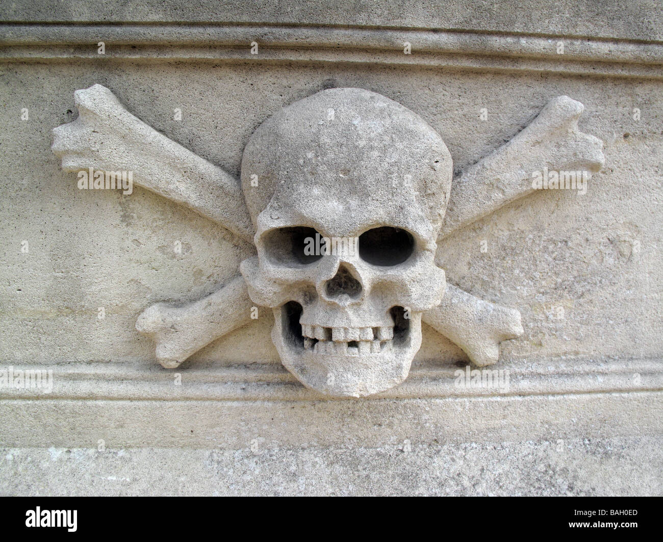 Skull and cross bones. Detail from an 18th century sandstone sarcophagus Stock Photo