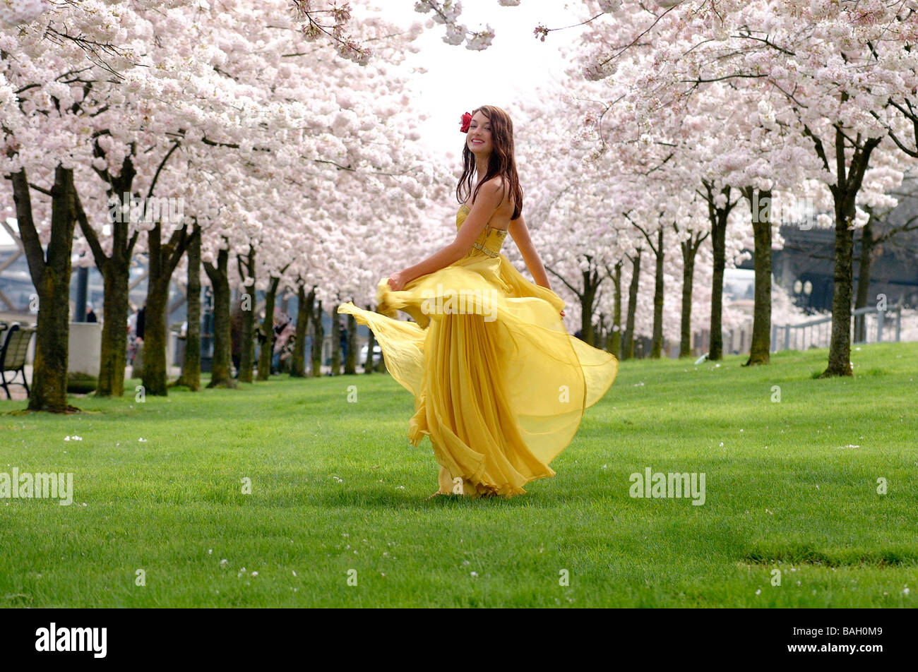 плащ тренч 2020. девушка кружится в платье. весеннее пальто. блондинка в бирюзовом платье. длинный весенний.