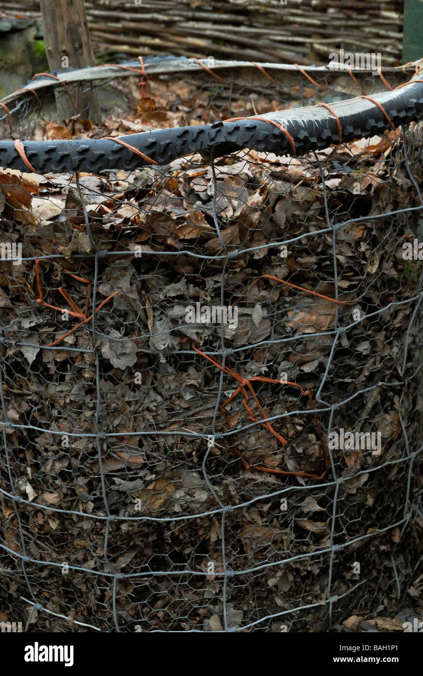 Wire mesh compost bin hires stock photography and images Alamy