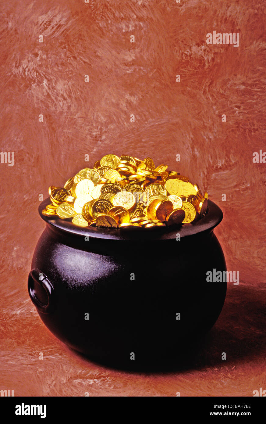Pot of gold hires stock photography and images Alamy