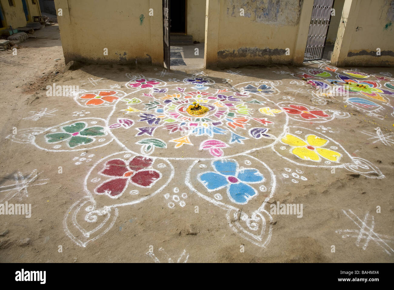 Coloured rangoli powder hi-res stock photography and images - Page 3 - Alamy