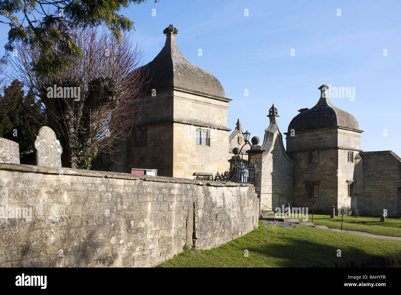 chipping campden village the cotswolds gloucestershire england st james wool church and entrance to manor house Stock Photo