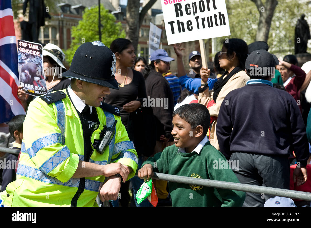 A friendly Metropolitan Policeman talking to a Tamil schoolchild in London.  Photo by Gordon Scammell Stock Photo