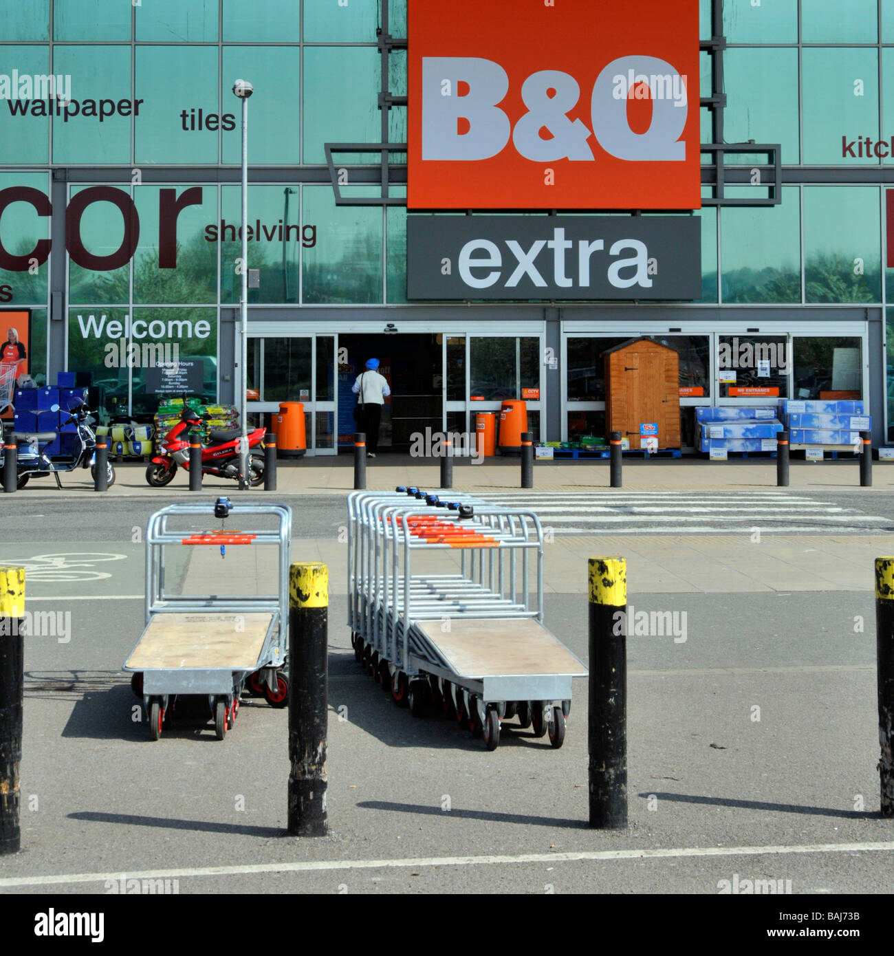 B & Q B&Q Extra DIY store front at Greenwich retail park Stock Photo