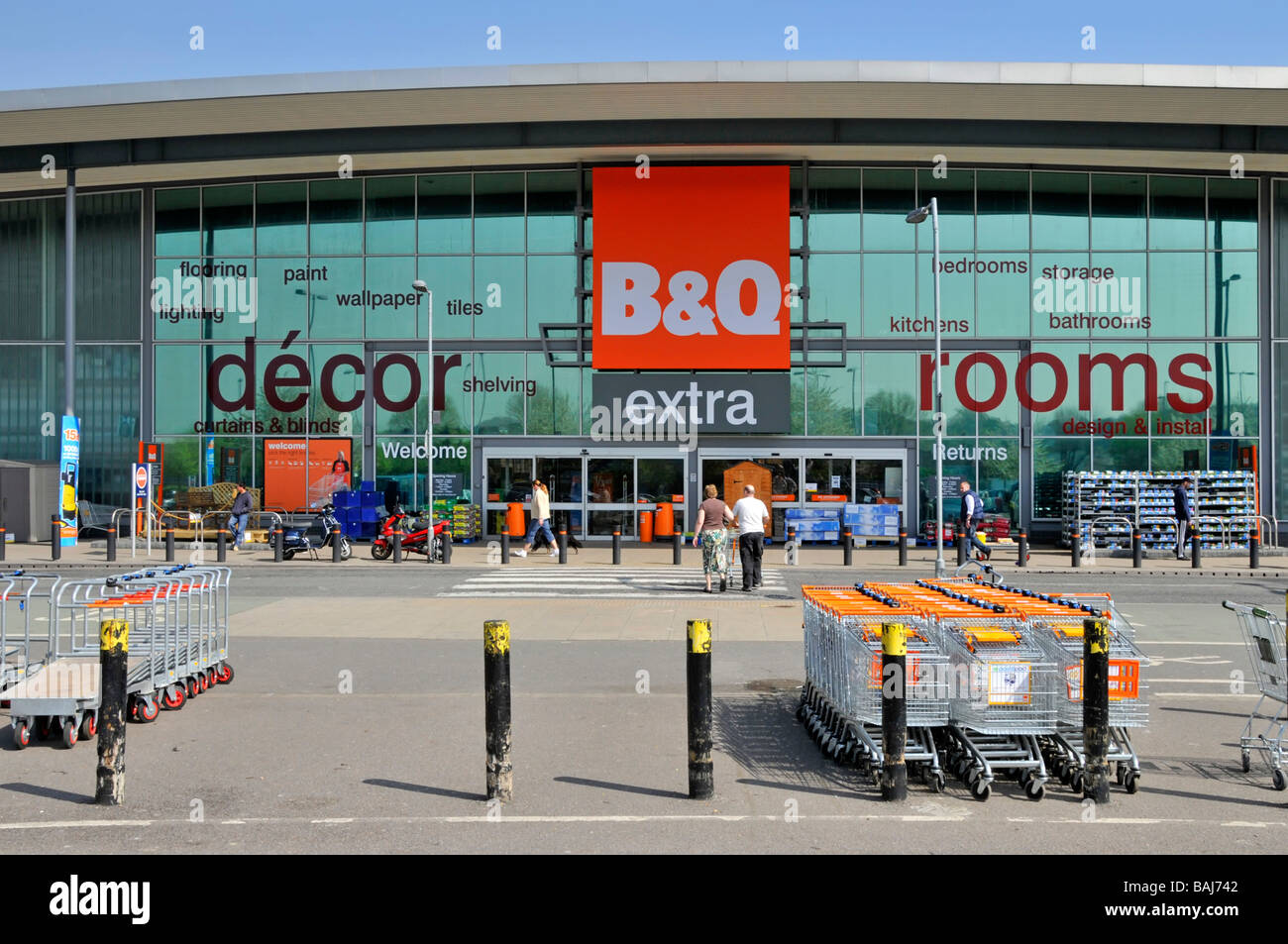 B&Q Extra a DIY store business front facade supermarket trolleys people & shopping customers security bollards Greenwich retail park London England UK Stock Photo