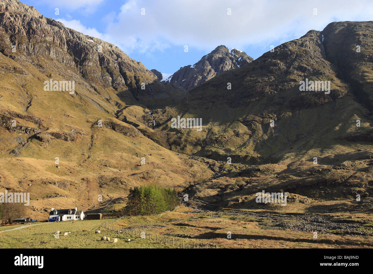 Cottage by Loch Achtriochtan at the foot of the Pass of Glencoe in early evening sunlight Stock Photo