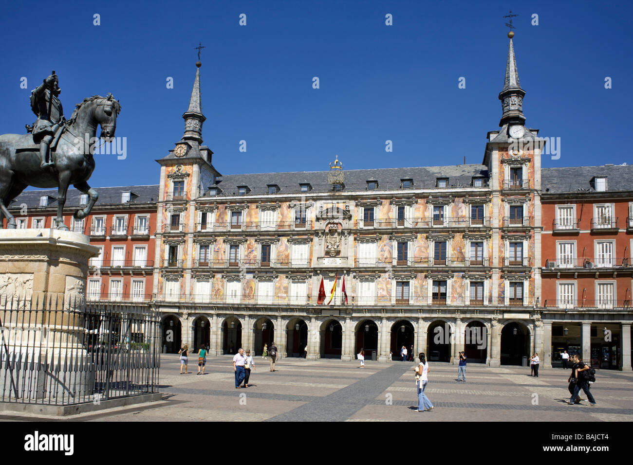 Statue of King Felipe III on horseback and La Casa de la Panadería (The Bakery), Plaza Mayor, Madrid, Spain, Europe, Stock Photo