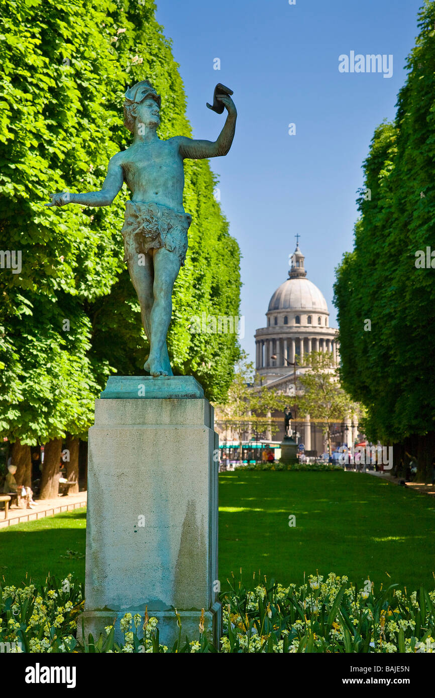 France, Paris, Jardin du Luxembourg, the Greek Actor by Charles Arthur Bourgeois with the Pantheon in the background Stock Photo