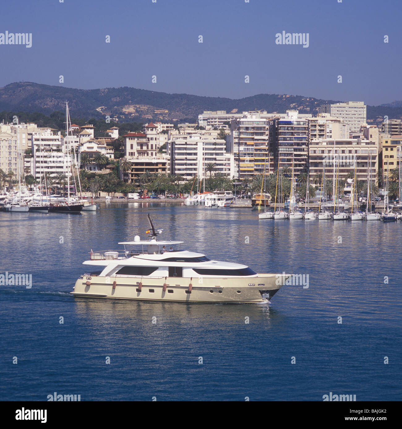 Sanlorenzo SD92 (27.60 mtrs), luxury superyacht en route  for Palma International Boat Show 2009 Stock Photo