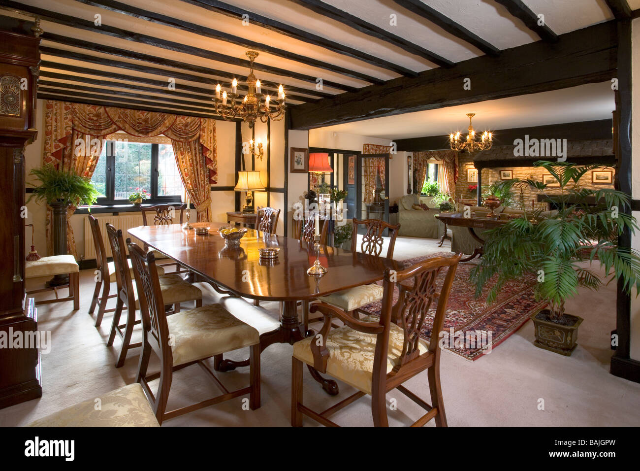 UK. A house interior, traditional beamed ceiling dining room Stock ...