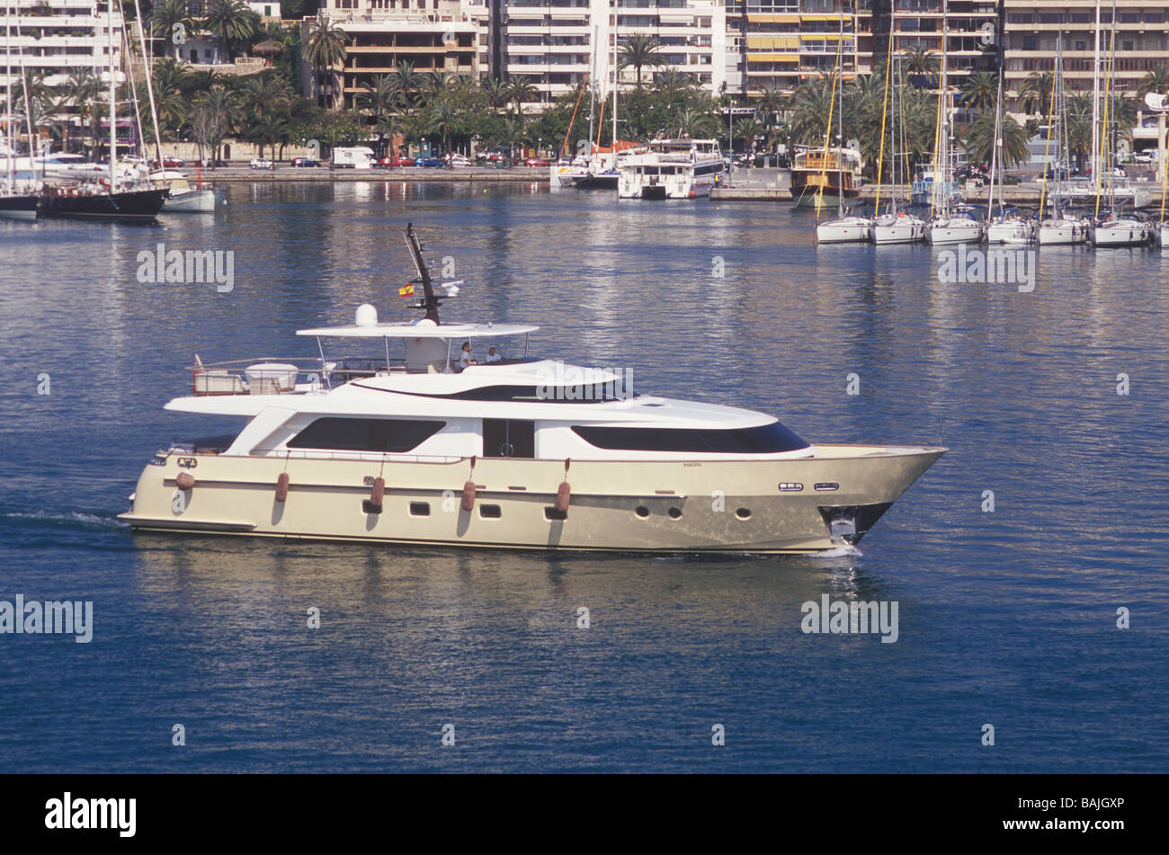 Sanlorenzo SD92 (27.6 mtrs), luxury superyacht en route  for Palma International Boat Show 2009 Stock Photo