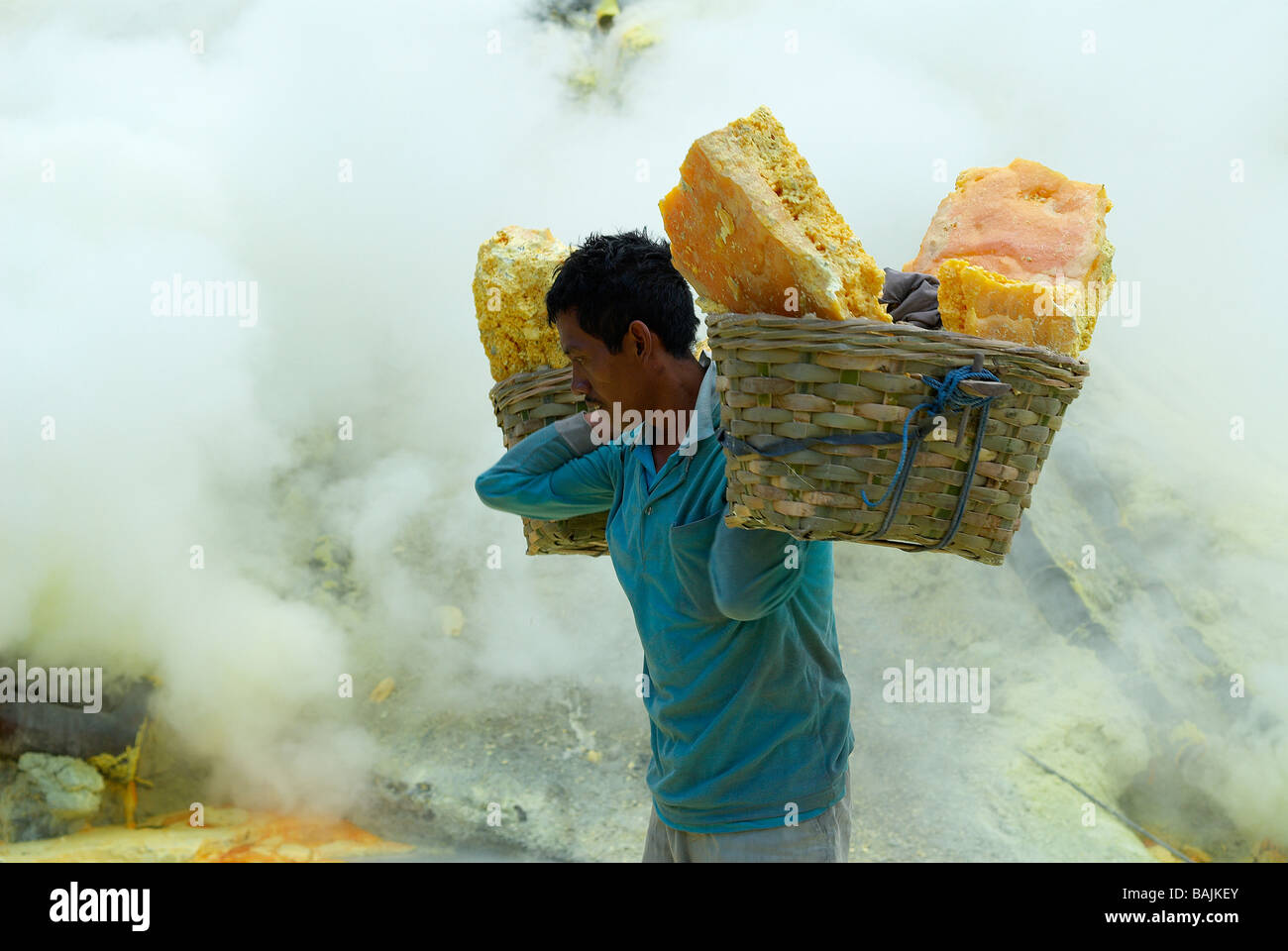 Working inside a volcano hi-res stock photography and images - Alamy