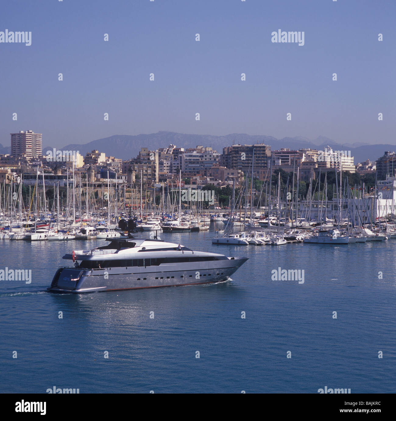 Sanlorenzo 40 Alloy ( 38,50 mtrs ) luxury superyacht en route  for Palma International Boat Show 2009 Stock Photo