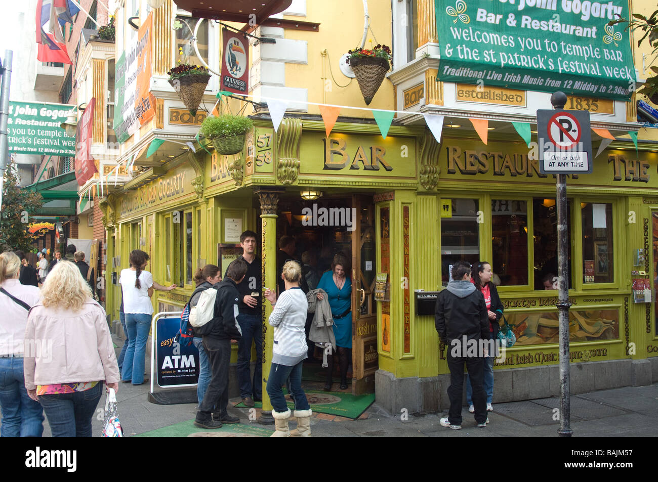 Corner pub hires stock photography and images Alamy
