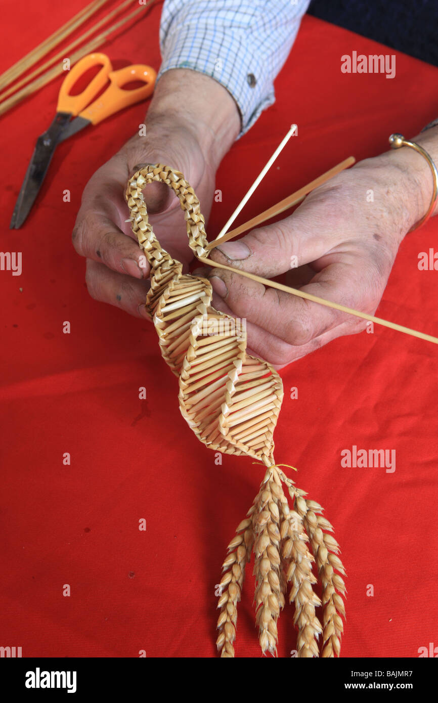 Bert Manton making traditional corn dollies Stock Photo