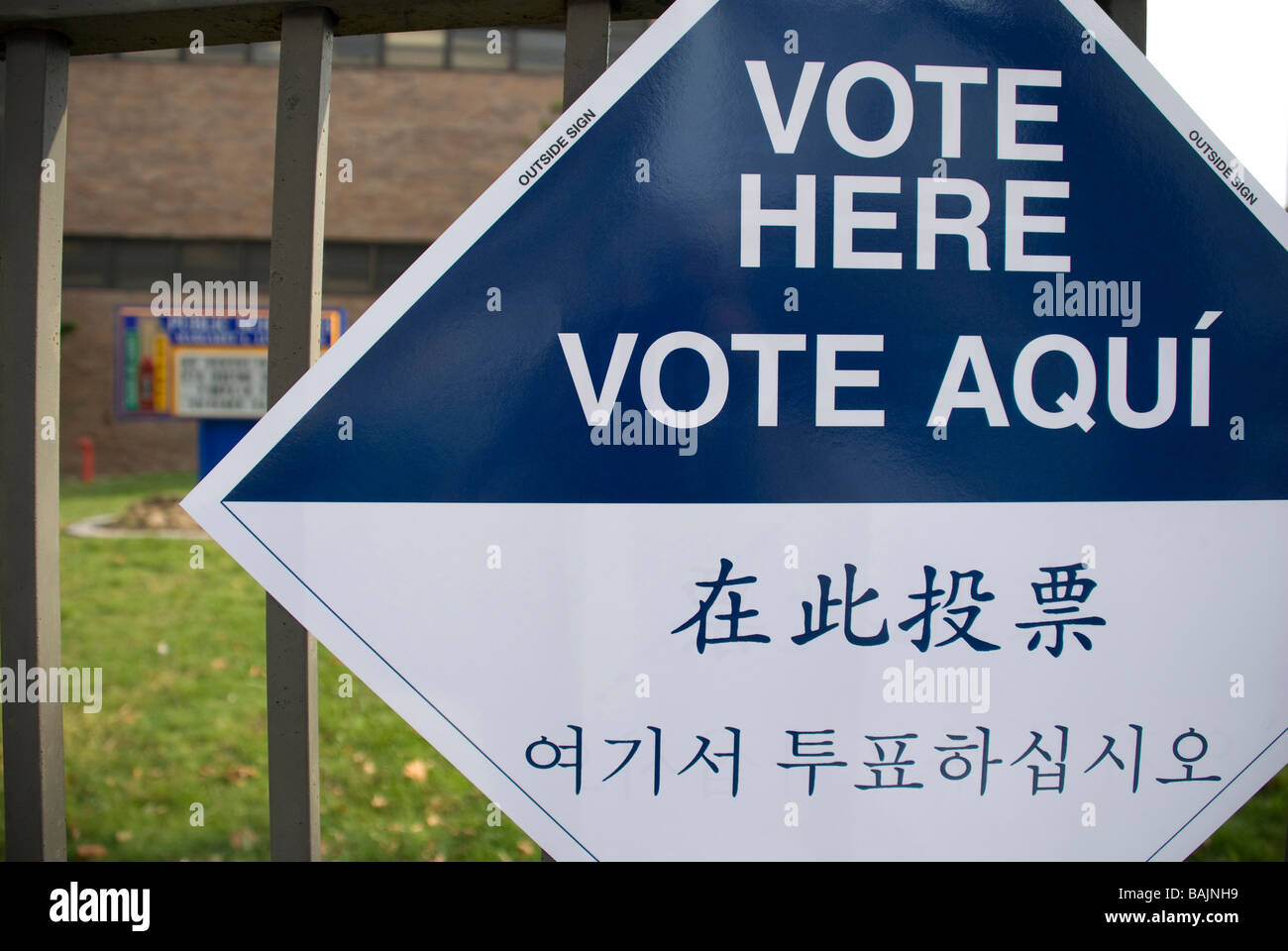 vote poll spanish korean chinese english language multi foreign diversity horizontal patriotic responsibility duty democracy Stock Photo