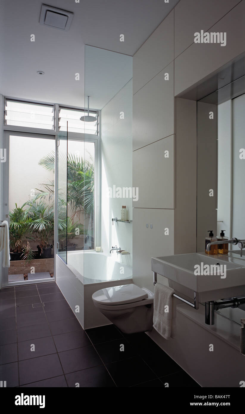 Queens bathroom hi-res stock photography and images - Alamy