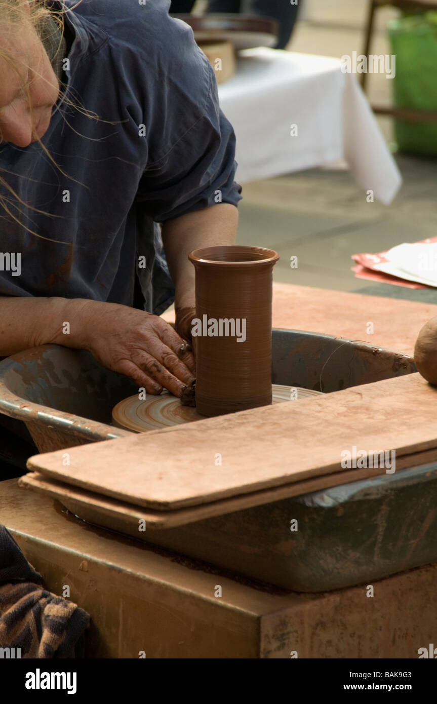 potters wheel pot turning clay molding spin turn pottery potter pot