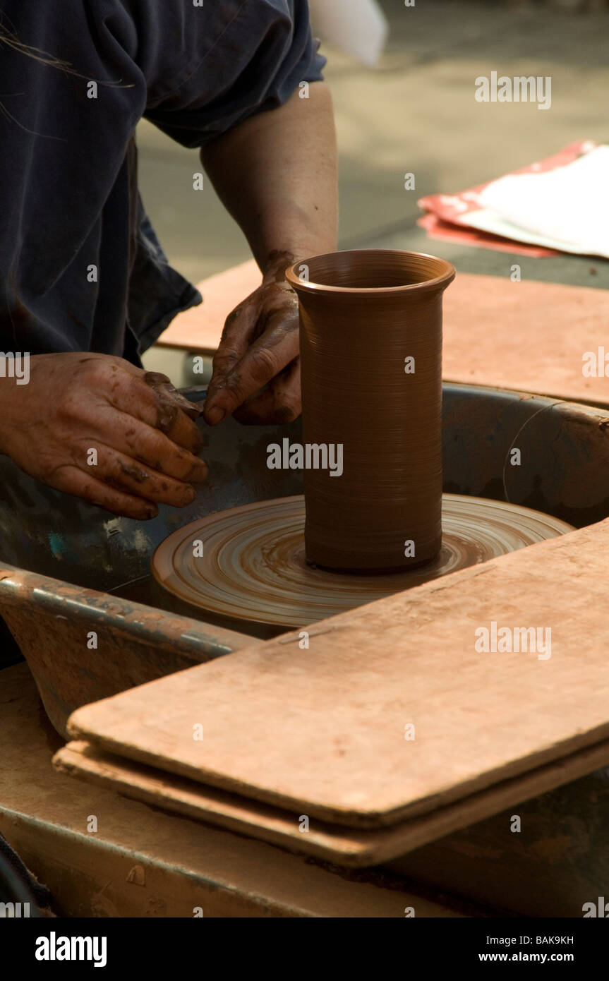 potters wheel pot turning clay molding spin turn pottery potter pot