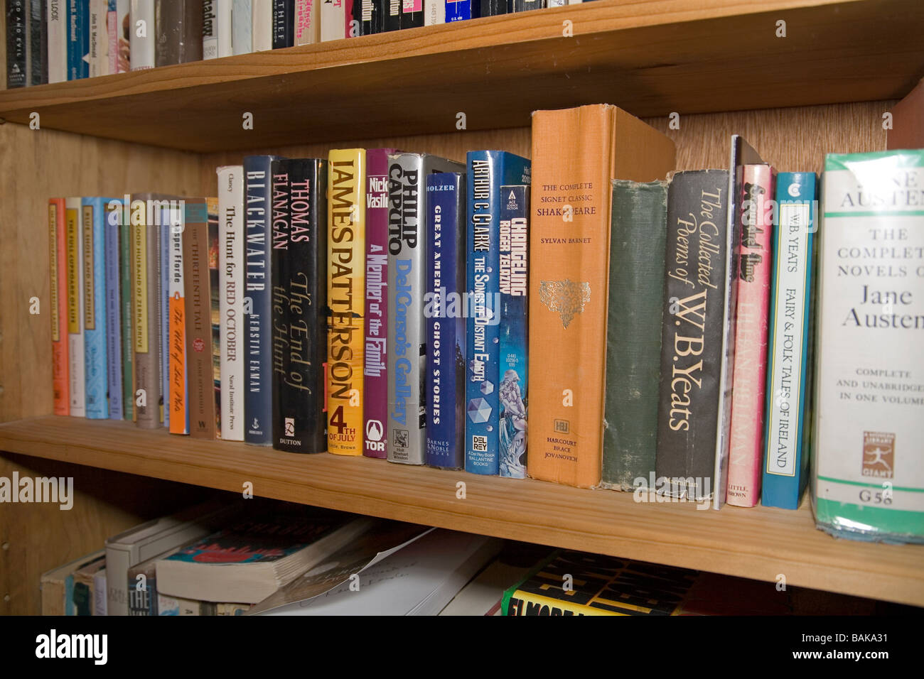 Hardback books on a home library shelf include Yeats Shakespeare and Jane Austen Stock Photo