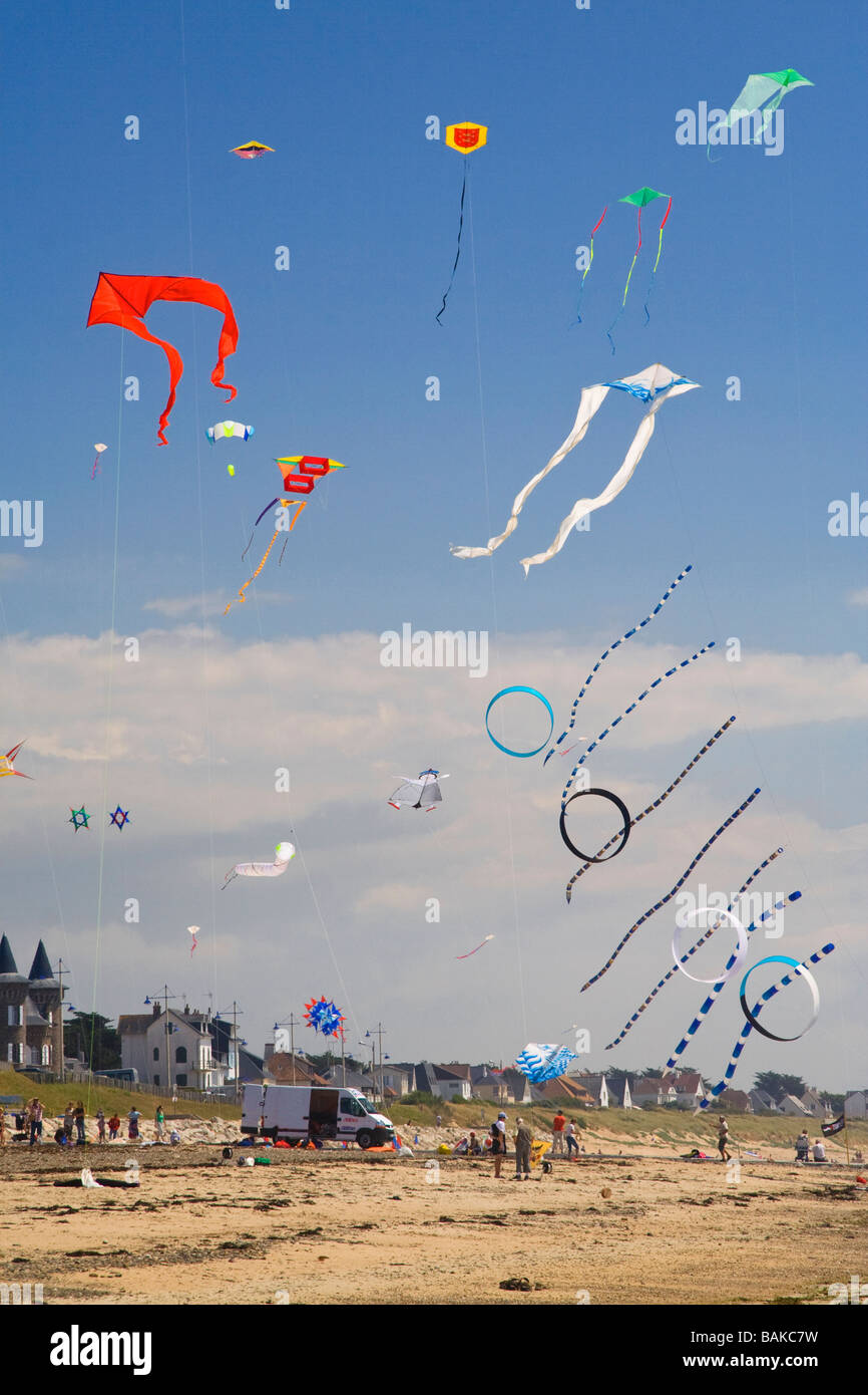 Kites blue sky hires stock photography and images Alamy