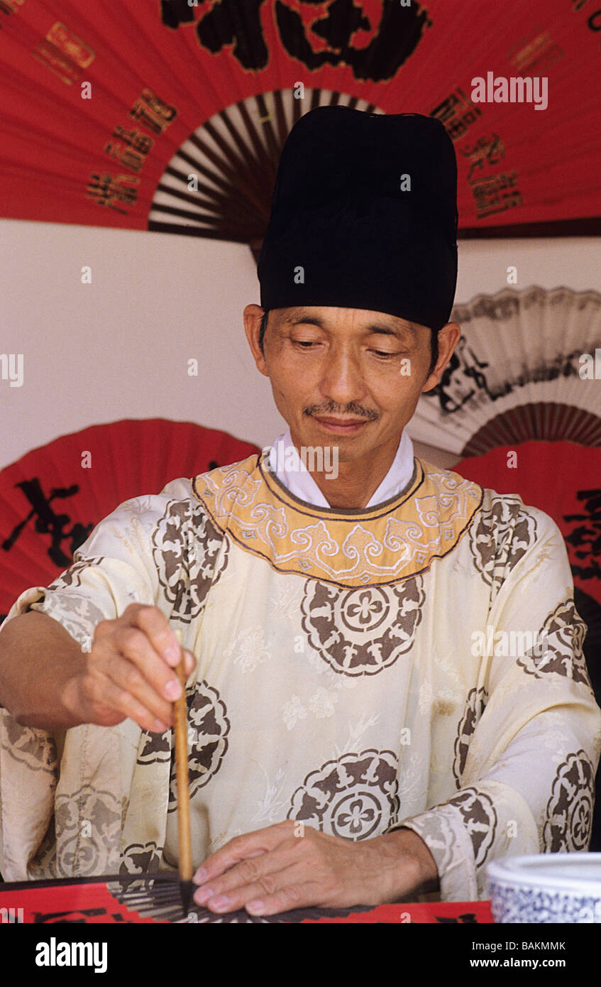 China, Hong Kong, calligrapher in traditional clothes Stock Photo