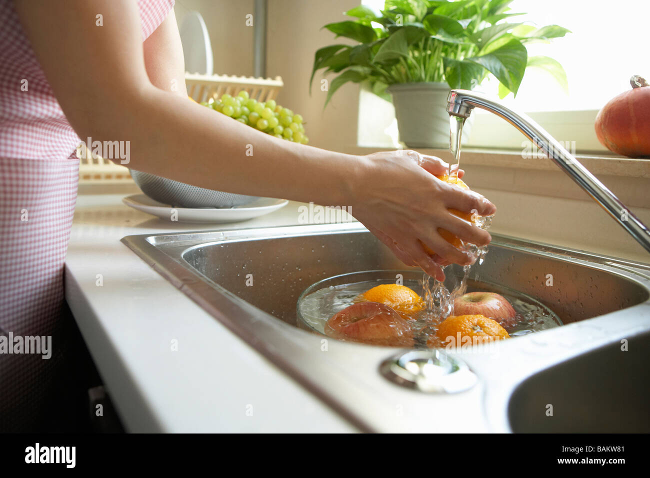 Hand washing clothes sink hires stock photography and images Alamy