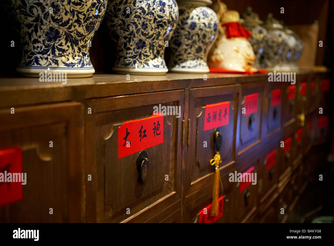 Chinese porcelain vessels hi-res stock photography and images - Alamy