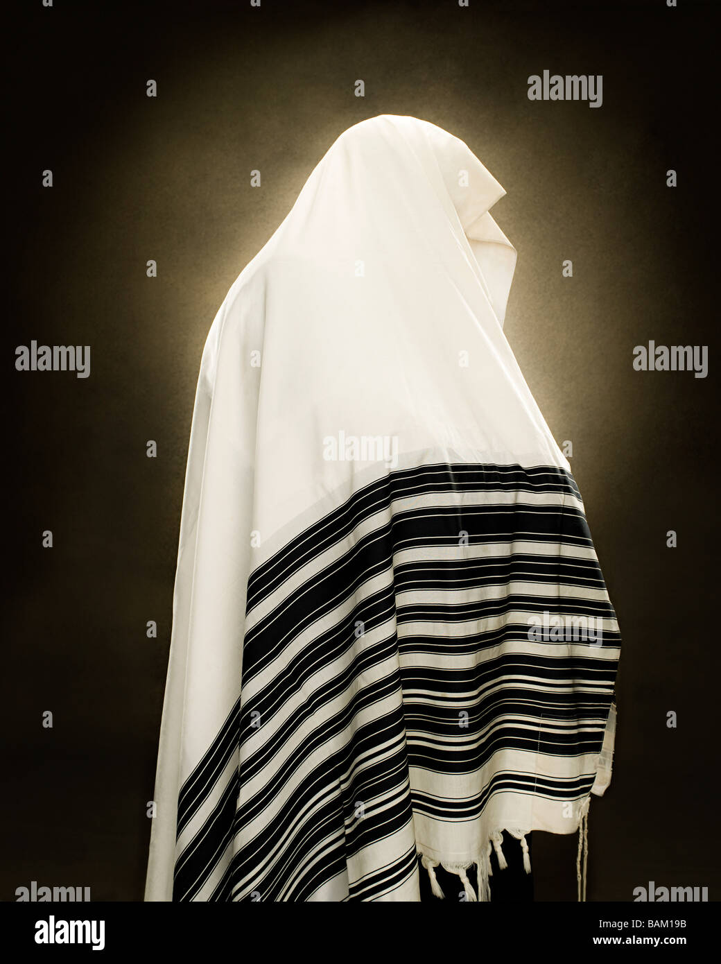 A rabbi wearing a prayer shawl Stock Photo Alamy