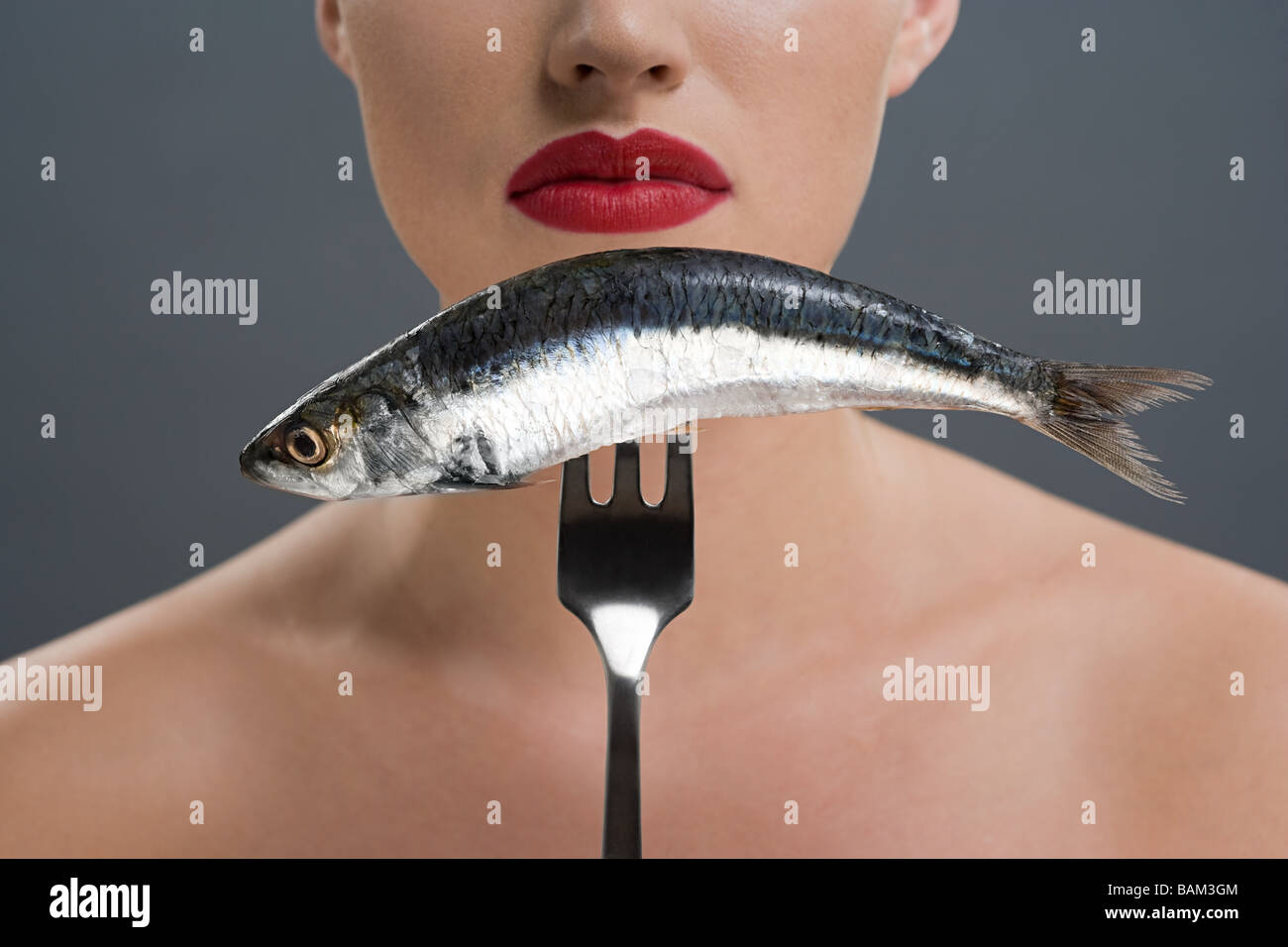 бешеная селедка. сельди женщина. удивленная сельдь. девушка с рыбой во рту. девушка селедка.