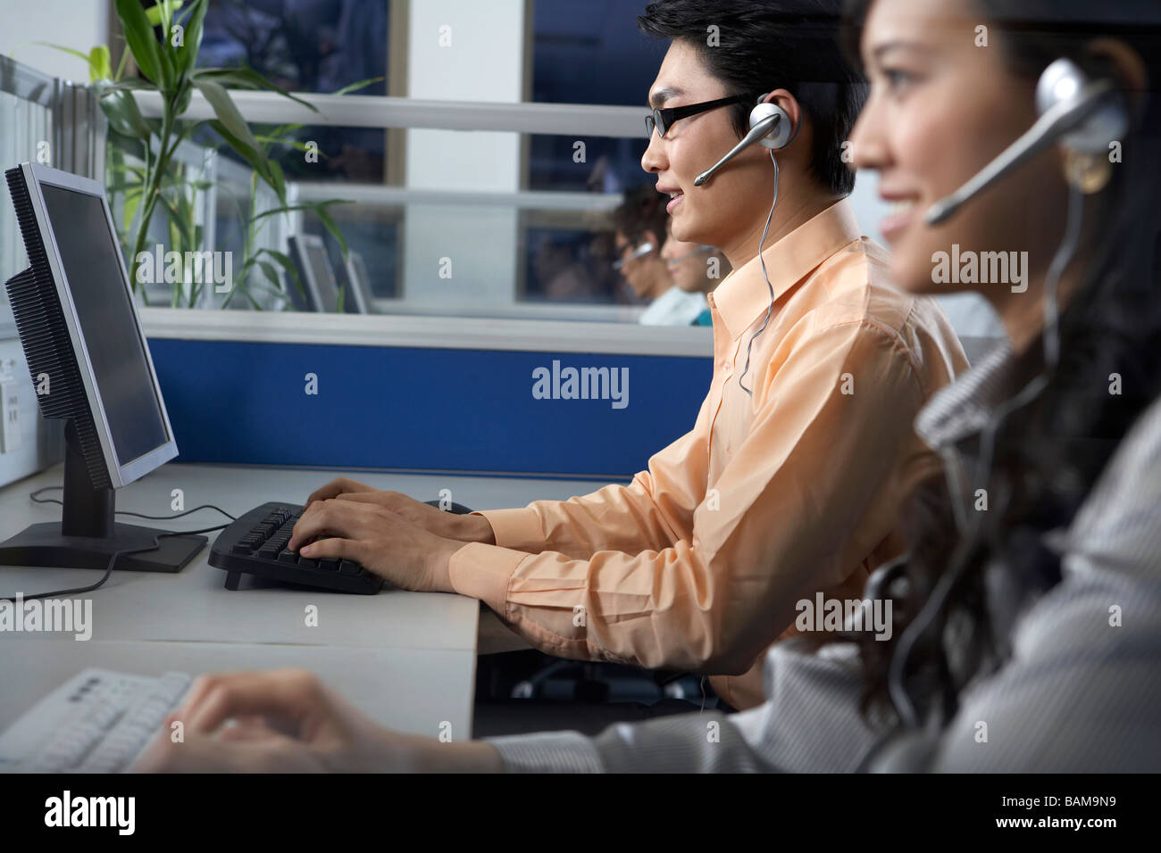 Guy woman pc computers hi-res stock photography and images - Alamy