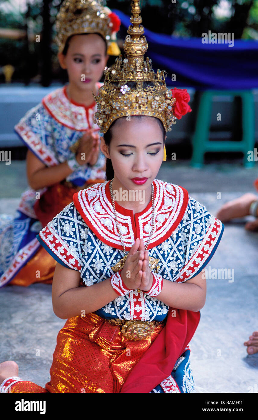 Thailand, Bangkok, Erawan Sanctuary, Thai dancers with traditional