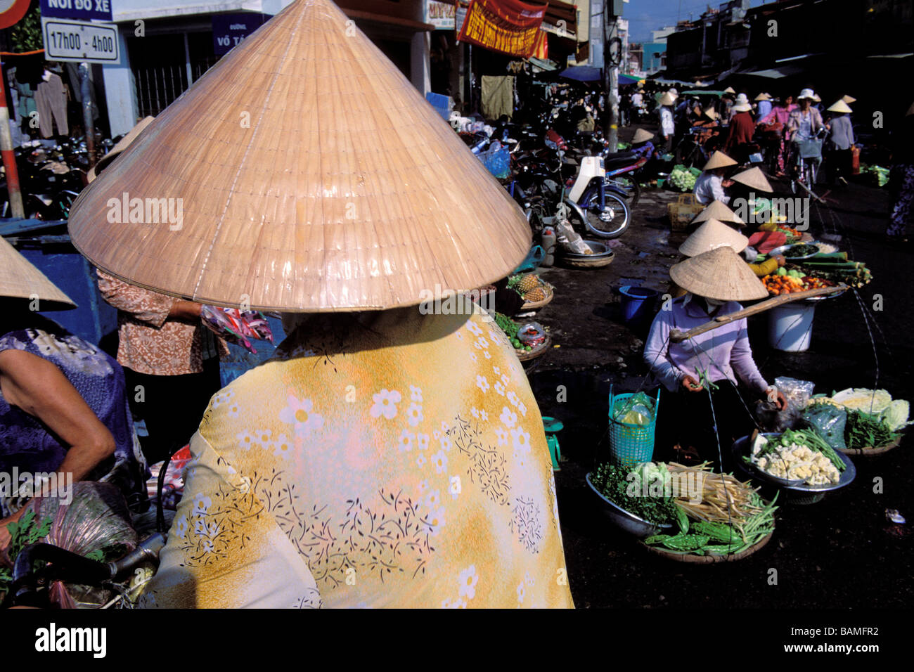 Vietnam, Tien Giang Province, Mekong Delta, My Tho, the market, woman from the back with her cone-shaped hat Stock Photo
