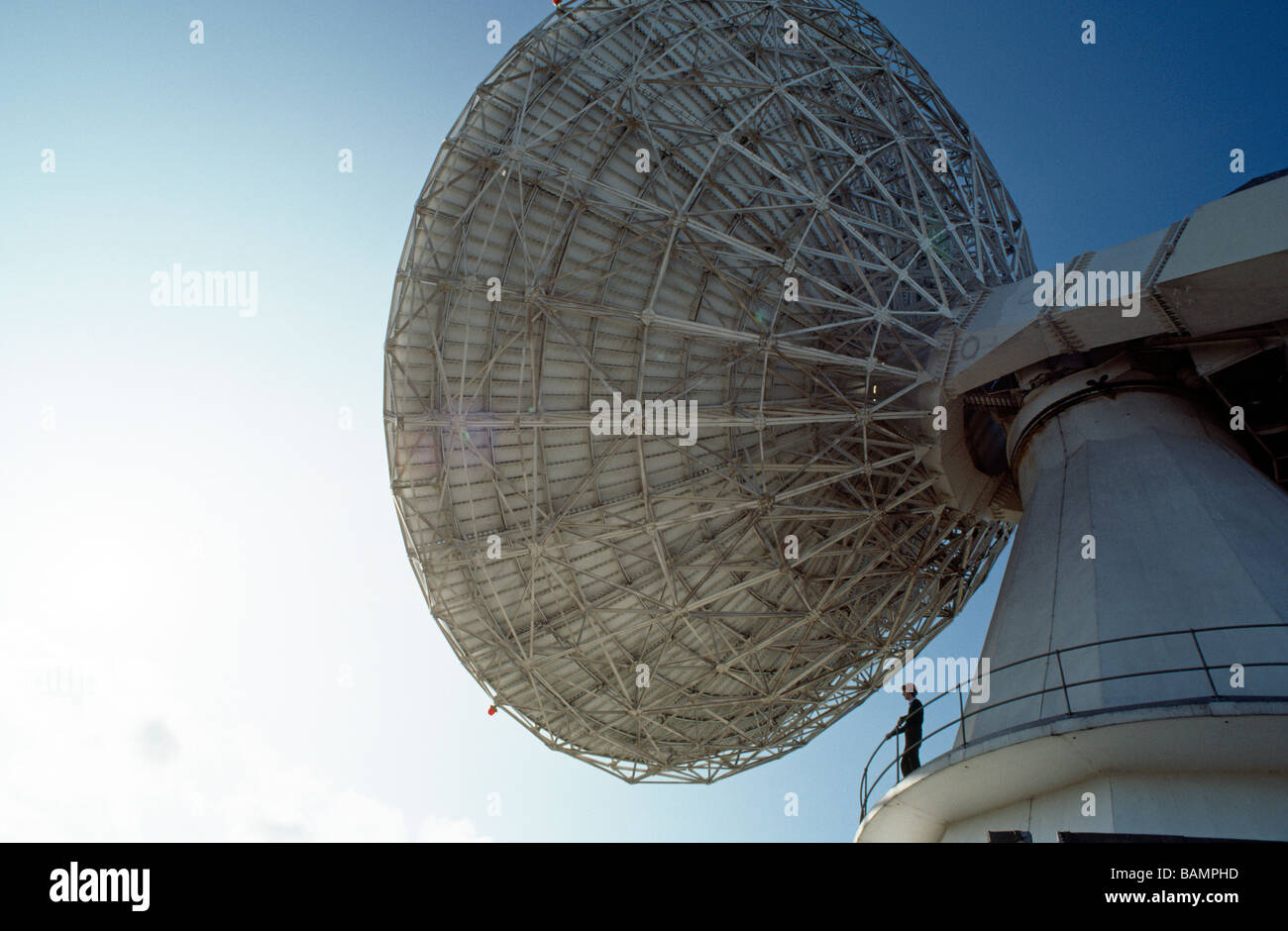 TECHNICIAN STANDING ON THE PLATFORM OF A TELECOMMUNICATIONS SATELLITE DISH CORNWALL ENGLAND Stock Photo