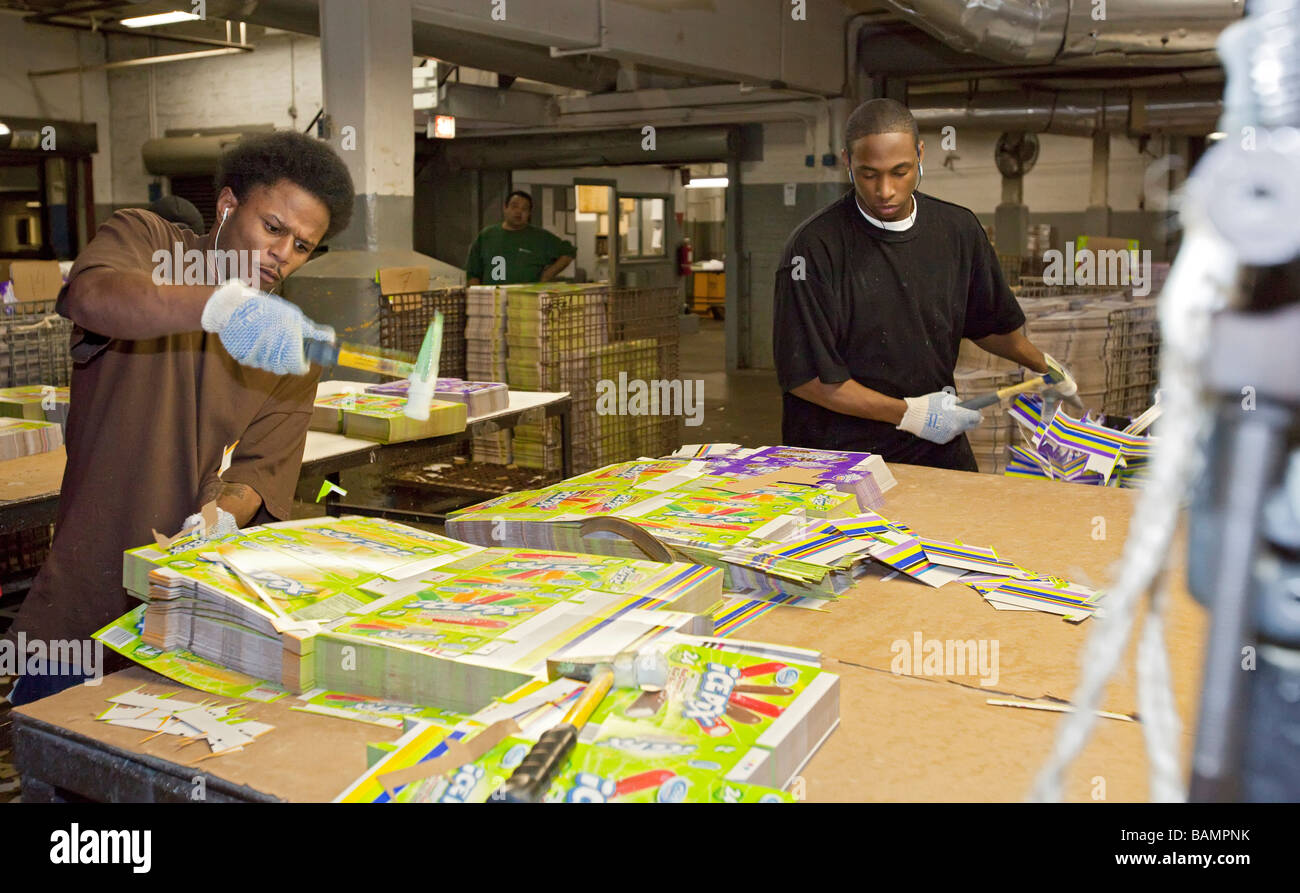 Workers Make Boxes for Retail Products Stock Photo - Alamy
