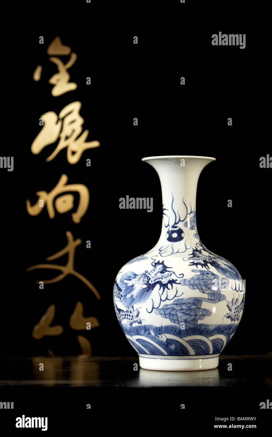 Traditional Chinese Porcelain Vase Stock Photo - Alamy