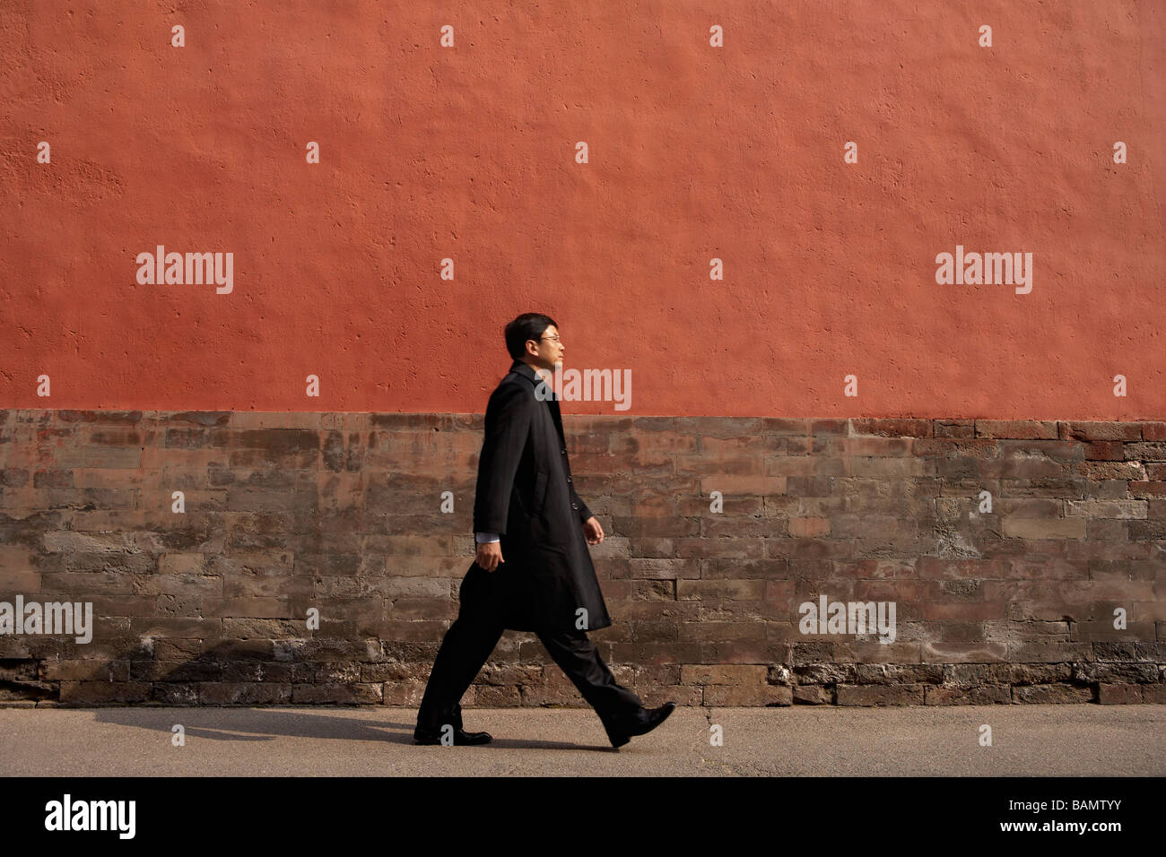 Side View Of A Businessman Walking Stock Photo - Alamy