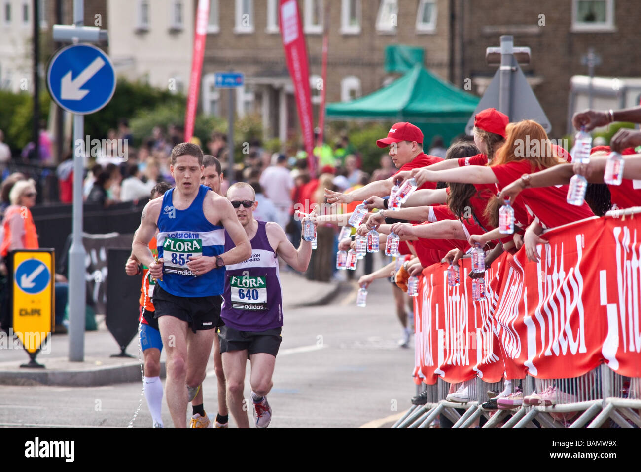 Runners on the London Marathon 2009 at the Vittel water station near Mudchute DLR Station Stock