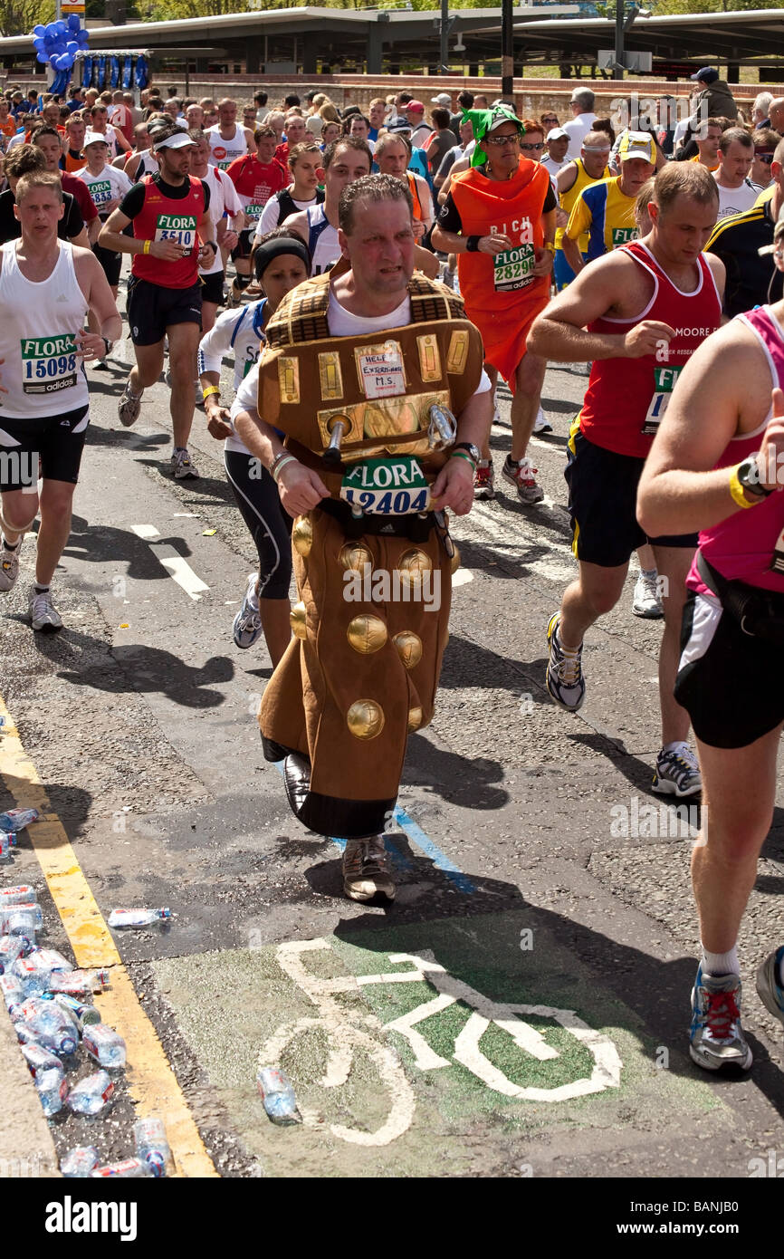 Runner in fancy dress as a Dalek on the Flora London Marathon 2009 at Mudchute mile 17 Stock Photo