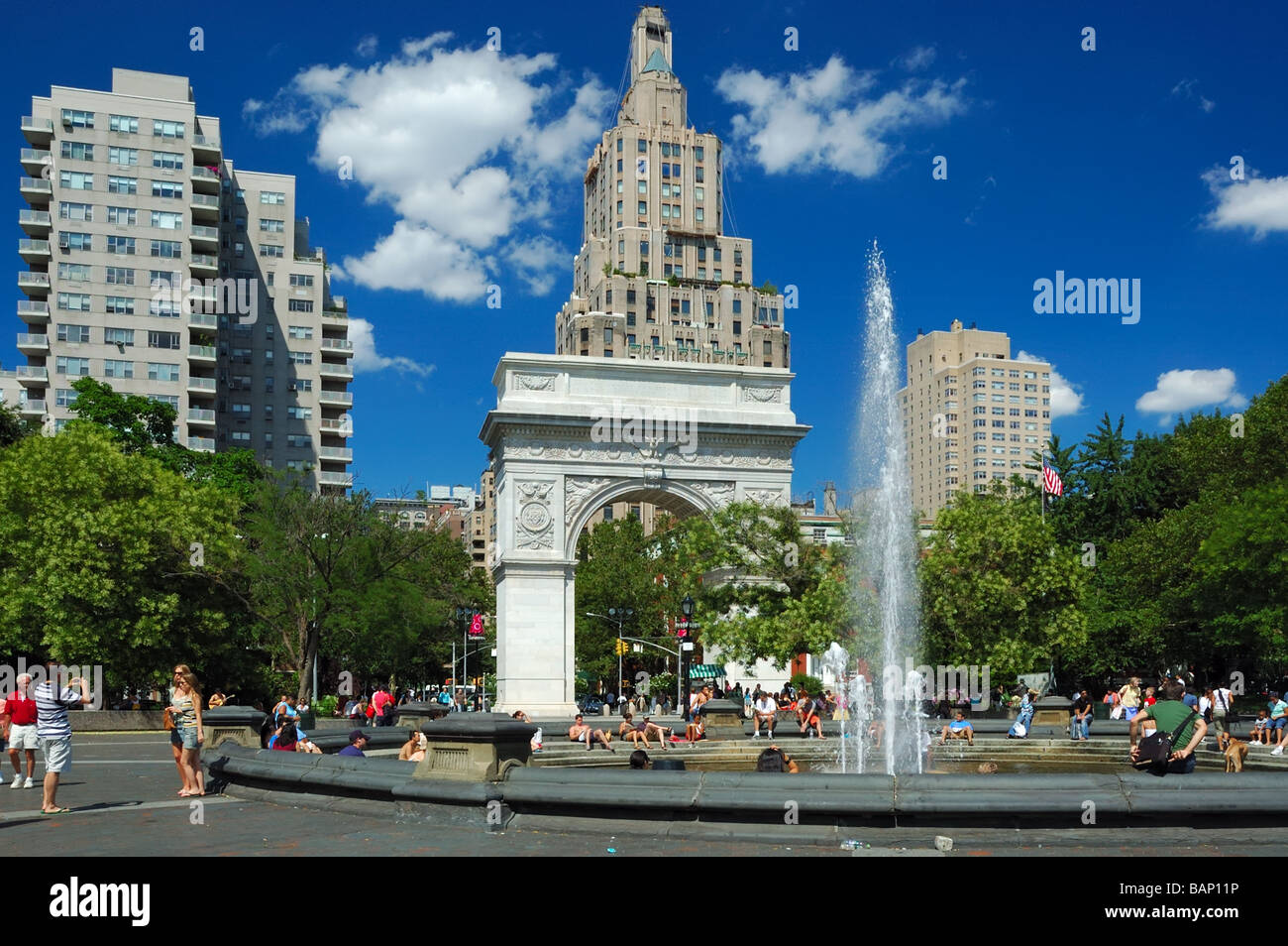 Washington Square Arch and 1 Fifth Avenue Building, Washington Square Park, Greenwich Village, Manhattan, New York City, USA. Stock Photo