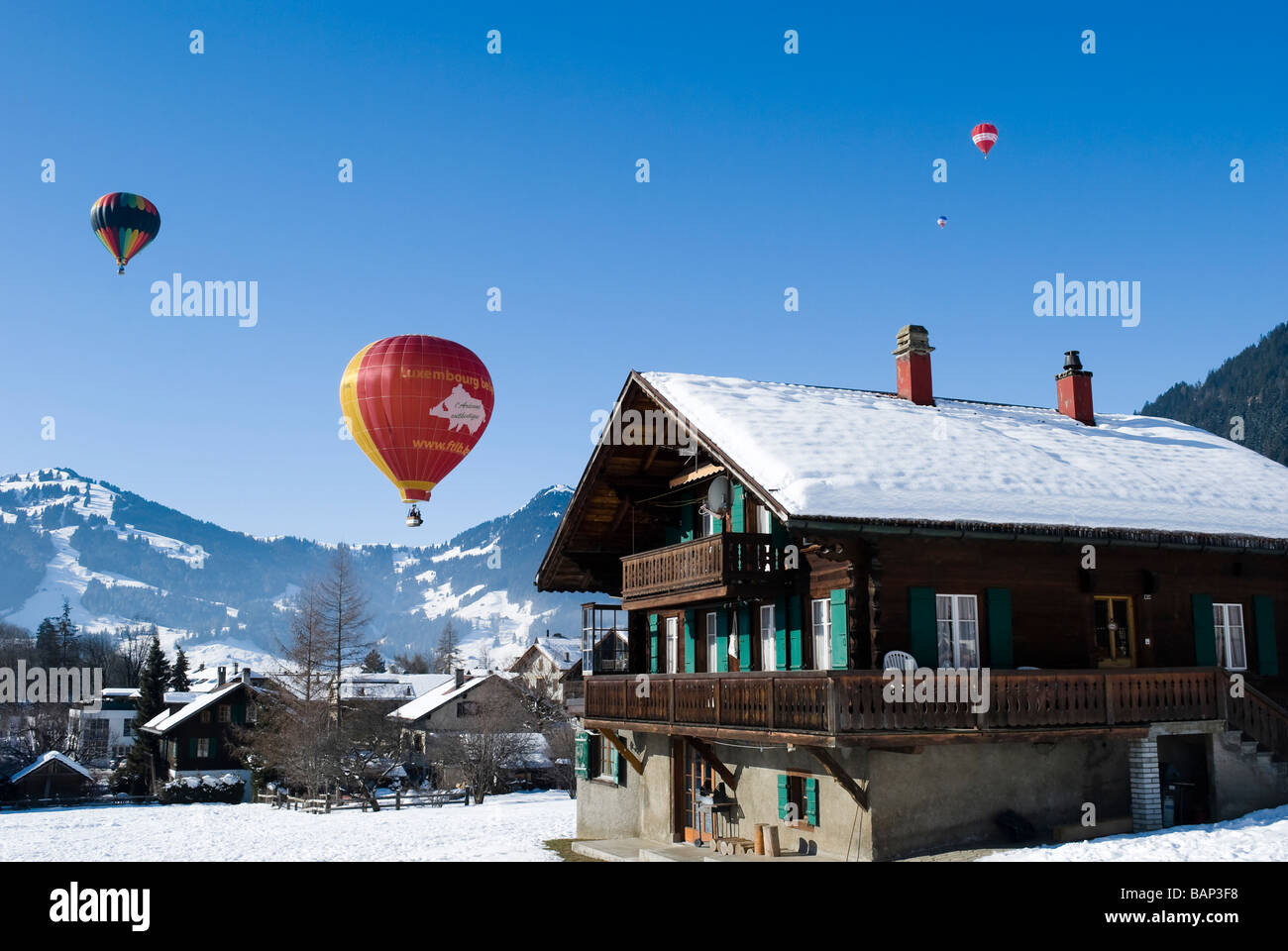 Hot air balloons above hi res stock photography and images Alamy