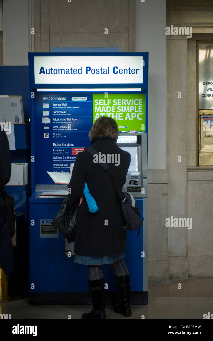 Customers at the James Farley Post Office in New York Stock Photo Alamy