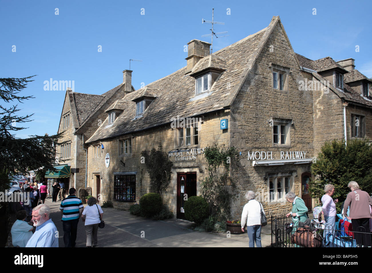 Bourton on the water model village hires stock photography and images