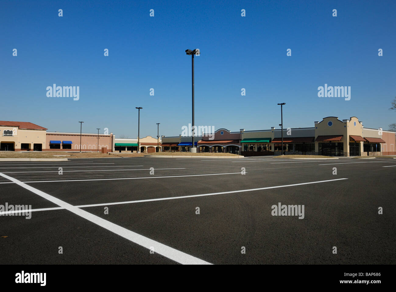 Streamwood, Illinois, USA. An empty parking lot provides a ghost town-like  appearance to a strip mall during the coronavirus pandemic Stock Photo -  Alamy