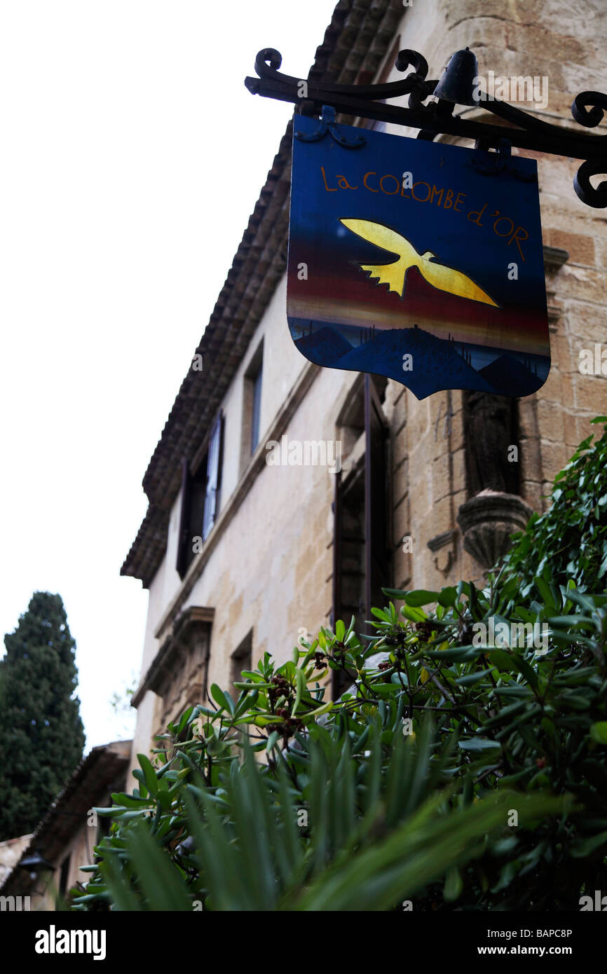 La Colombe d' Or restaurant, St Paul de Vence Stock Photo Alamy