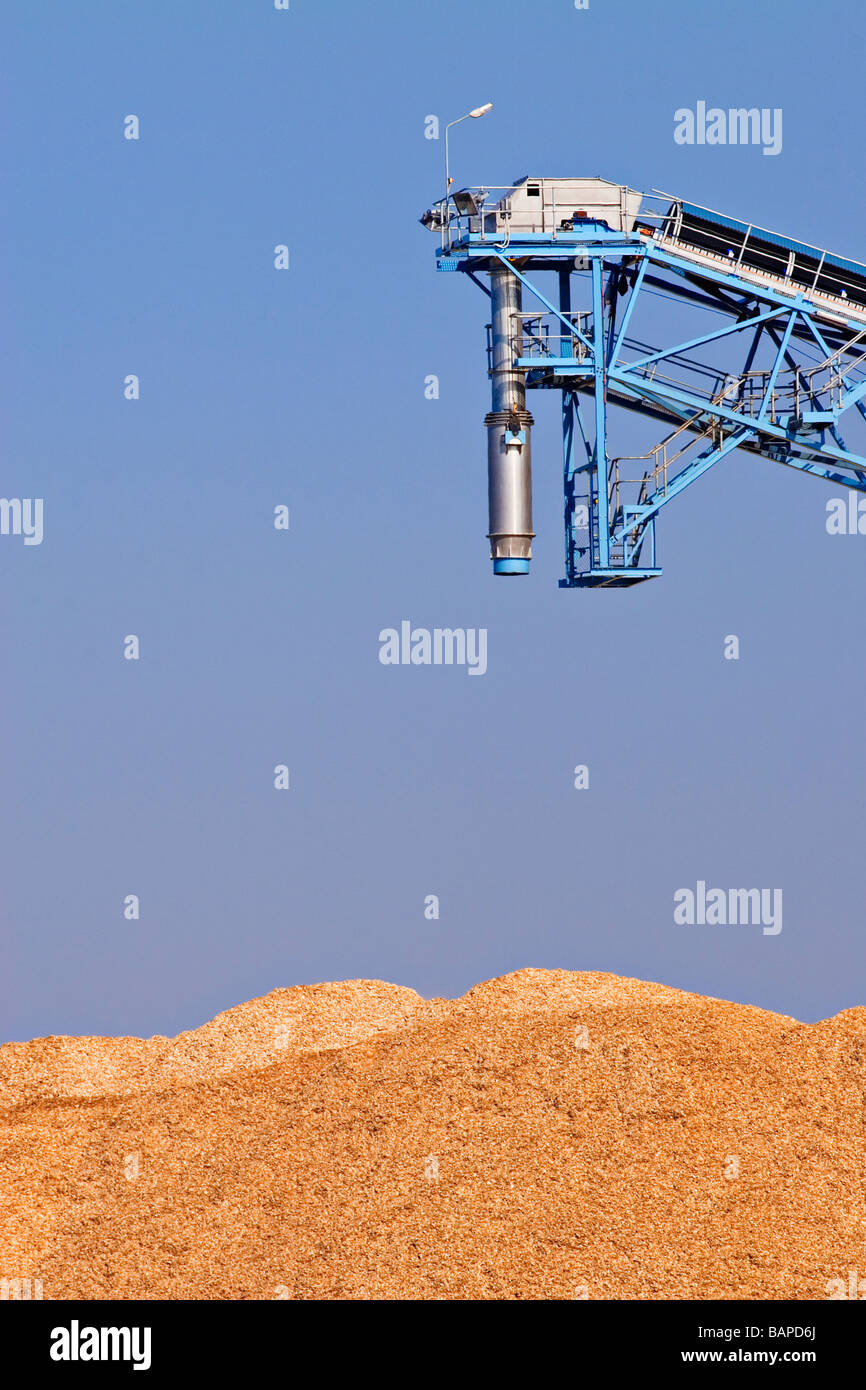 Woodchip pile hires stock photography and images Alamy