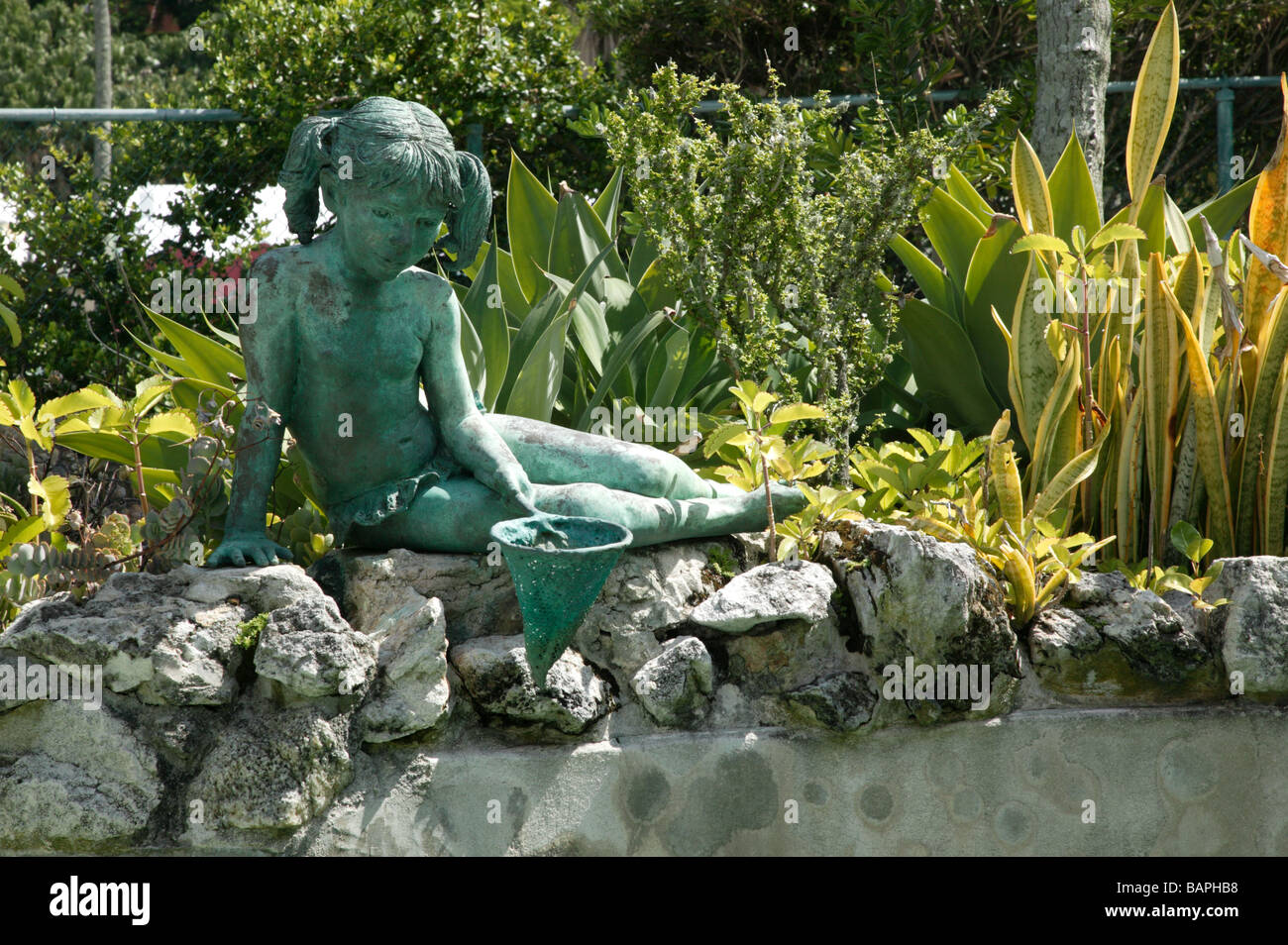 Young girl bronze garden statue hi-res stock photography and images - Alamy