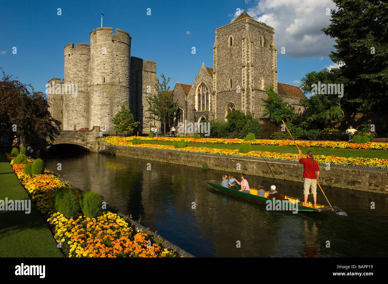 river-punting-on-the-stour-westgate-gardens-canterbury-kent-england